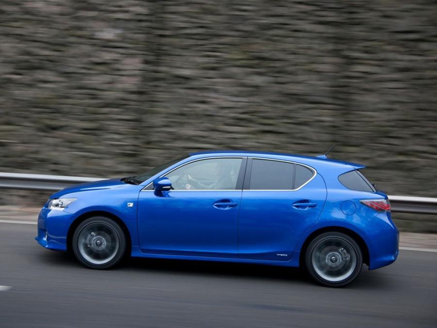  Lexus CT200h F-Sport 2011 года  (UK) (фото 8 из 21)